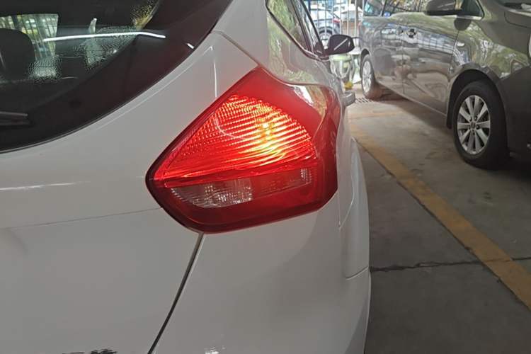 Used Ford Focus 2015 Hatchback EcoBoost 125 Manual – Ultra-Style Edition Right Rear Taillight