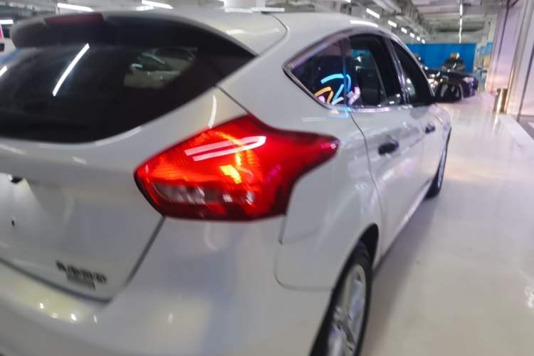 Used Ford Focus 2015 Hatchback EcoBoost 125 Automatic Supreme Style Edition Right Rear Taillight