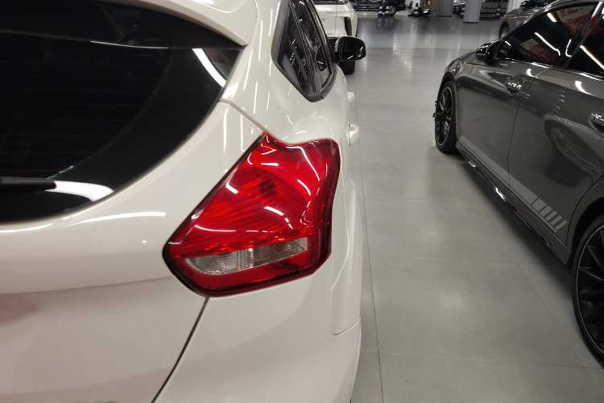 Used Ford Focus 2015 Hatchback 1.6L Automatic Fashion Edition Right Rear Taillight