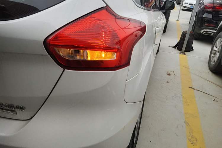 Used Ford Focus 2015 Hatchback EcoBoost 125 Automatic Supreme Style Edition Right Rear Taillight