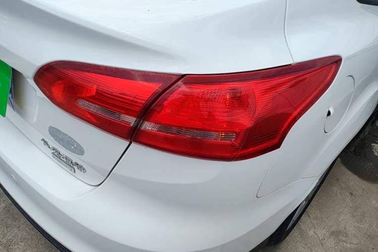 Used Ford Focus 2015 Sedan EcoBoost 125 Automatic Supreme Style Edition Right Rear Taillight