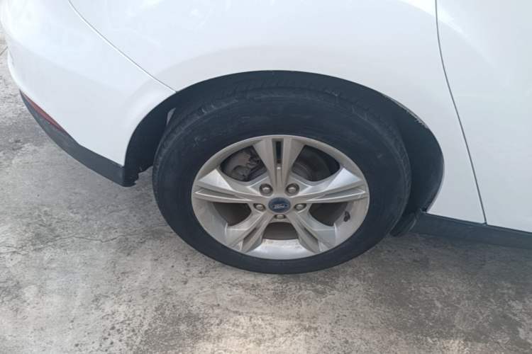 Used Ford Focus 2015 Hatchback 1.6L Automatic Comfort Model Right Rear Wheel Hub