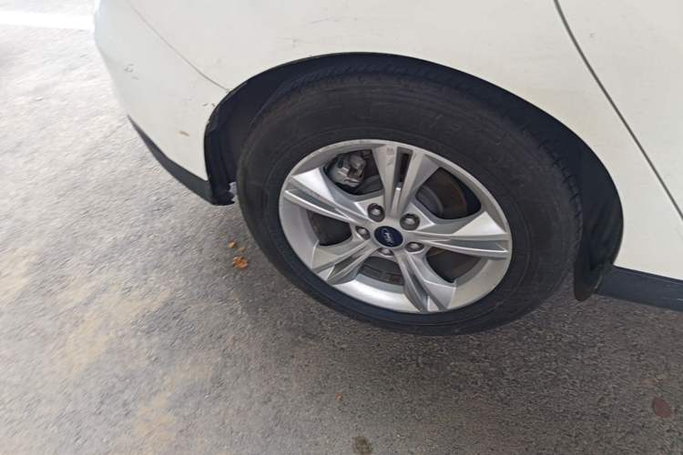 Used Ford Focus 2015 Hatchback 1.6L Automatic Comfort Model Right Rear Wheel Hub