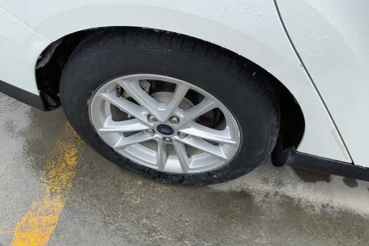 Used Ford Focus 2015 Sedan EcoBoost 180 Automatic Elite Model Right Rear Wheel Hub
