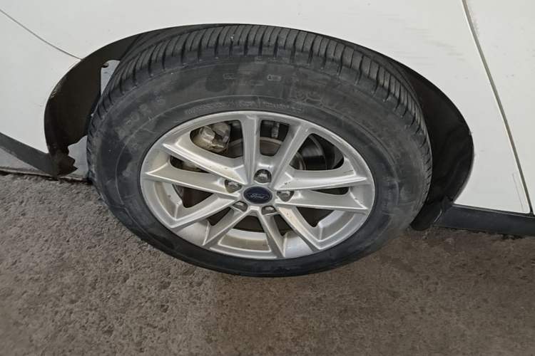 Used Ford Focus 2015 Hatchback EcoBoost 125 Automatic Supreme Style Edition Right Rear Wheel Hub