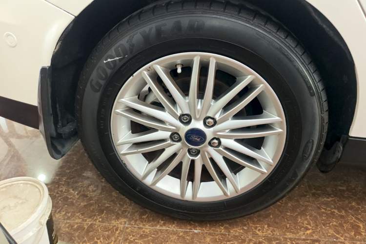 Used Ford Focus 2015 Sedan EcoBoost 180 Automatic Flagship Model Right Rear Wheel Hub