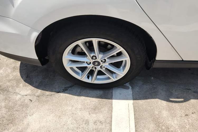 Used Ford Focus 2015 Sedan EcoBoost 125 Manual – Ultra-Style Edition Right Rear Wheel Hub