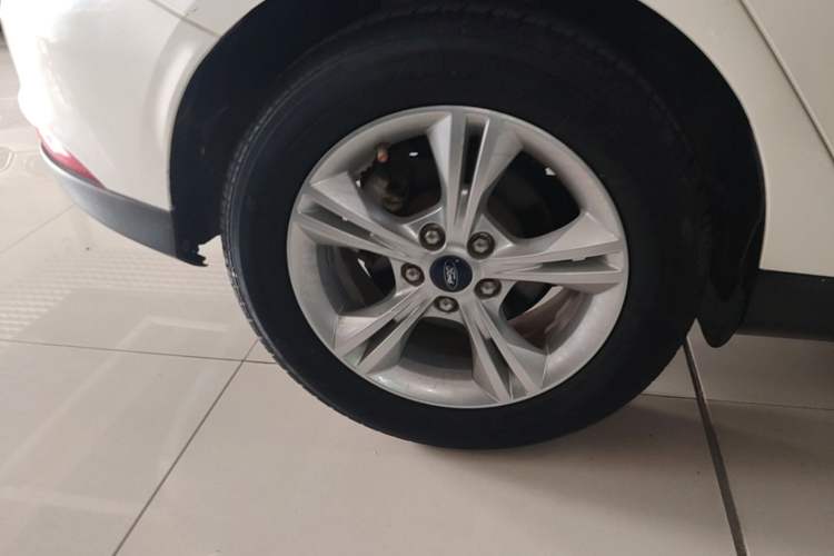 Used Ford Focus 2015 Hatchback 1.6L Automatic Comfort Model Right Rear Wheel Hub