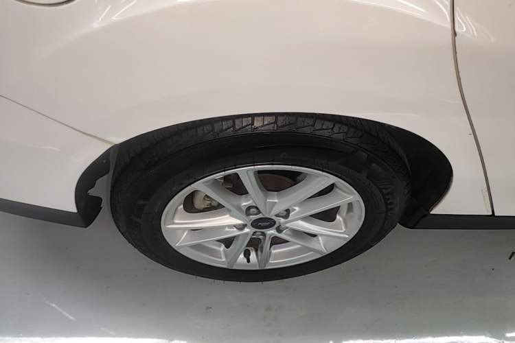 Used Ford Focus 2015 Sedan EcoBoost 125 Automatic Supreme Style Edition Right Rear Wheel Hub