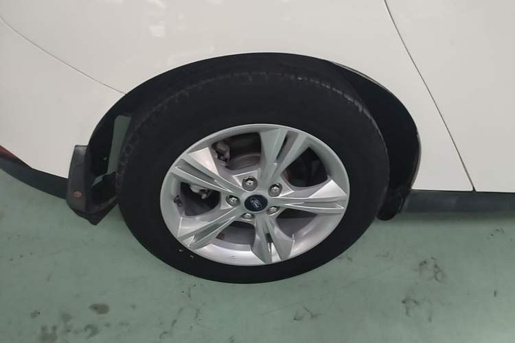 Used Ford Focus 2015 Hatchback 1.6L Automatic Comfort Model Right Rear Wheel Hub