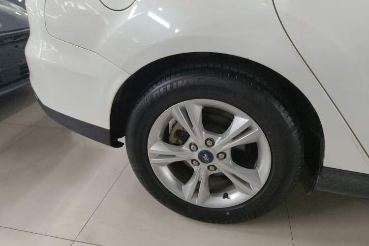 Used Ford Focus 2015 Sedan 1.6L Automatic Comfort Model Right Rear Wheel Hub