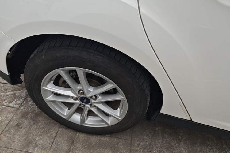 Used Ford Focus 2015 Hatchback EcoBoost 125 Automatic Supreme Style Edition Right Rear Wheel Hub