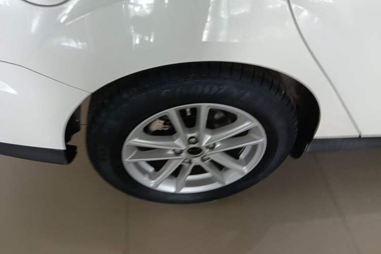 Used Ford Focus 2015 Sedan 1.6L Automatic Trend Model Right Rear Wheel Hub