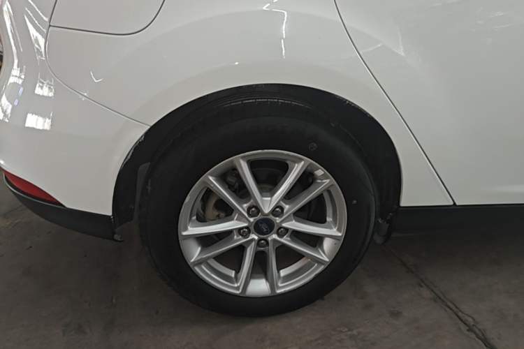 Used Ford Focus 2015 Hatchback EcoBoost 125 Manual – Ultra-Style Edition Right Rear Wheel Hub