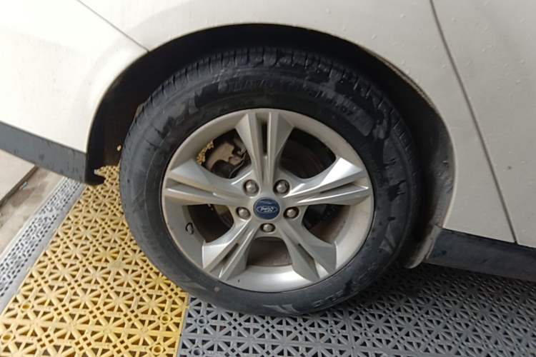 Used Ford Focus 2015 Sedan 1.6L Automatic Comfort Model Right Rear Wheel Hub