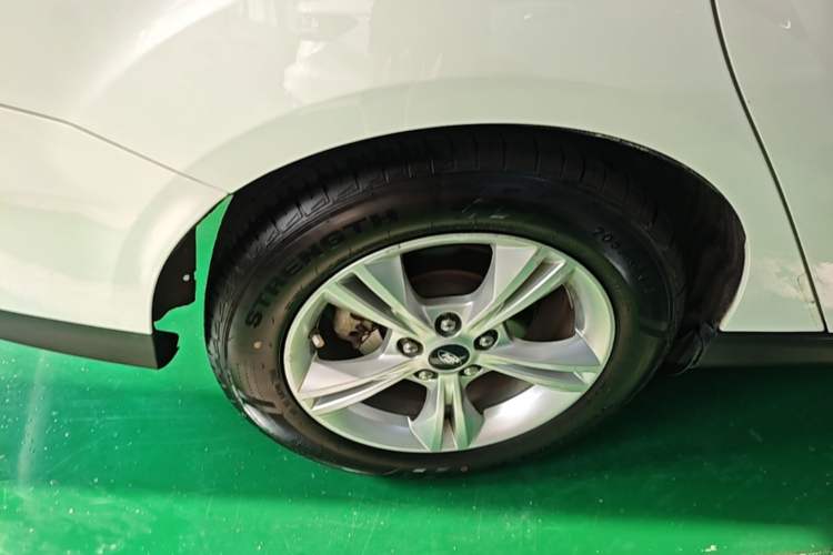 Used Ford Focus 2015 Sedan 1.6L Automatic Comfort Model Right Rear Wheel Hub