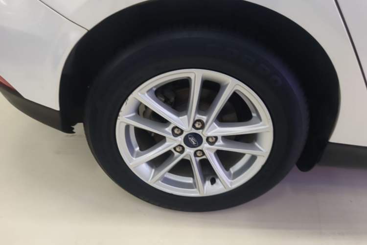 Used Ford Focus 2015 Hatchback EcoBoost 125 Automatic Supreme Style Edition Right Rear Wheel Hub