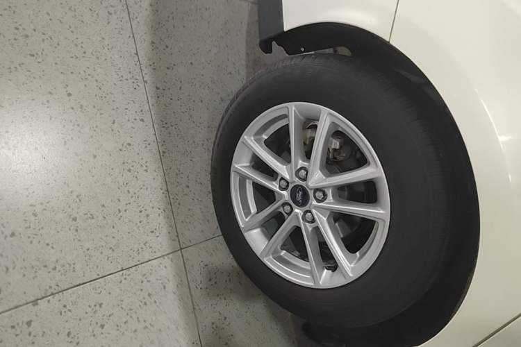 Used Ford Focus 2015 Sedan EcoBoost 180 Automatic Elite Model Right Rear Wheel Hub