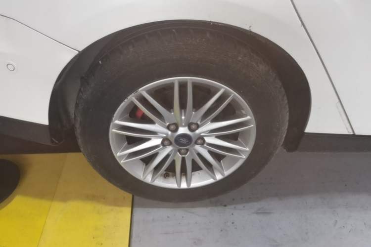 Used Ford Focus 2015 Sedan EcoBoost 180 Automatic Flagship Model Right Rear Wheel Hub