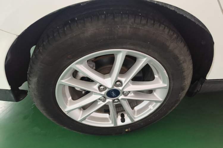 Used Ford Focus 2015 Sedan EcoBoost 125 Automatic Supreme Style Edition Right Rear Wheel Hub