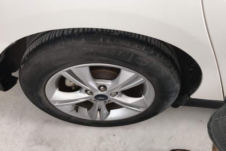 Used Ford Focus 2015 Sedan 1.6L Automatic Comfort Model Right Rear Wheel Hub