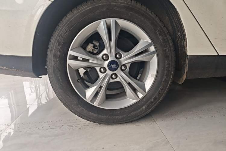 Used Ford Focus 2015 Sedan 1.6L Manual Comfort Model Right Rear Wheel Hub