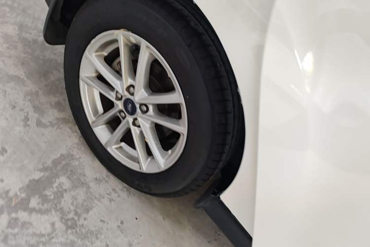 Used Ford Focus 2015 Sedan EcoBoost 125 Automatic Supreme Style Edition Right Rear Wheel Hub