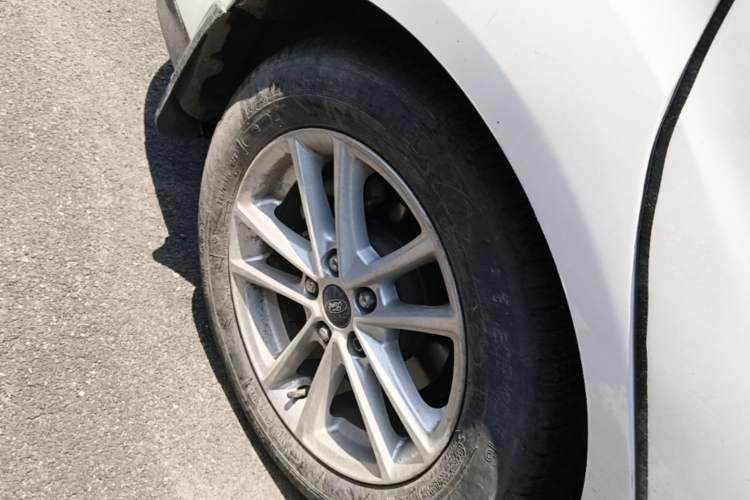 Used Ford Focus 2015 Sedan EcoBoost 125 Automatic Supreme Style Edition Right Rear Wheel Hub