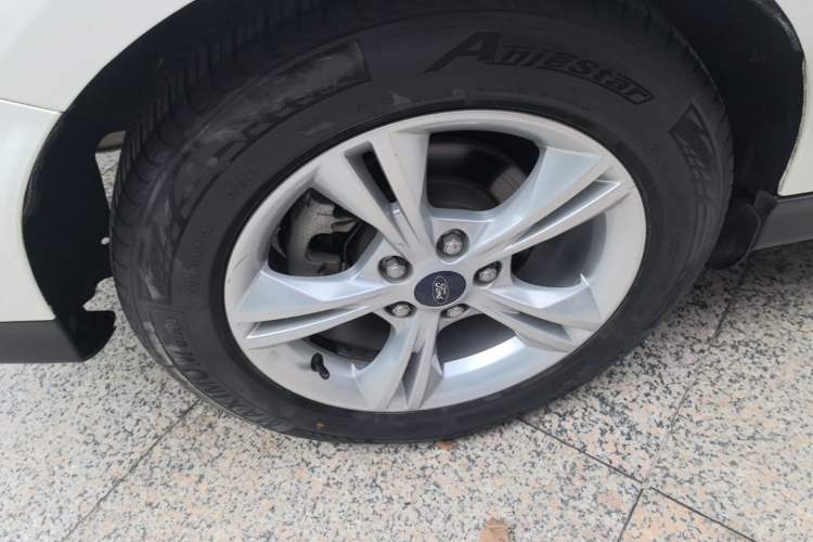 Used Ford Focus 2015 Sedan 1.6L Automatic Comfort Model Right Rear Wheel Hub