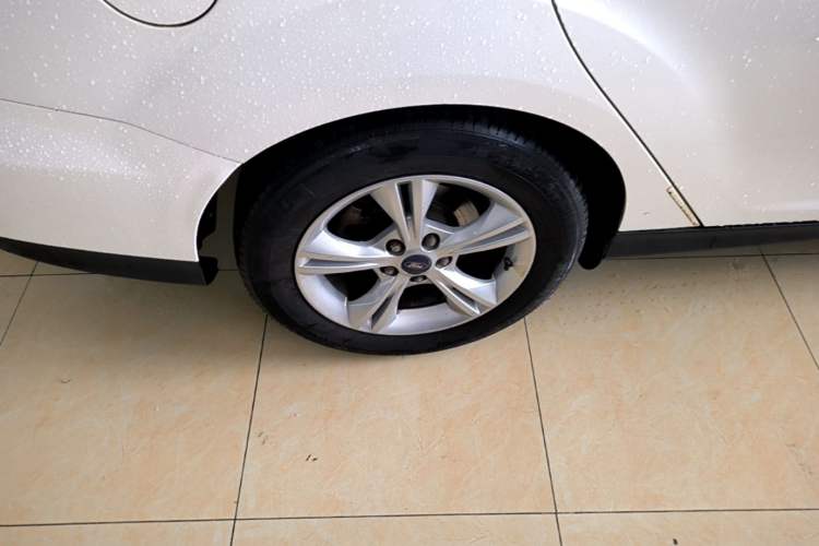 Used Ford Focus 2015 Sedan 1.6L Automatic Comfort Model Right Rear Wheel Hub