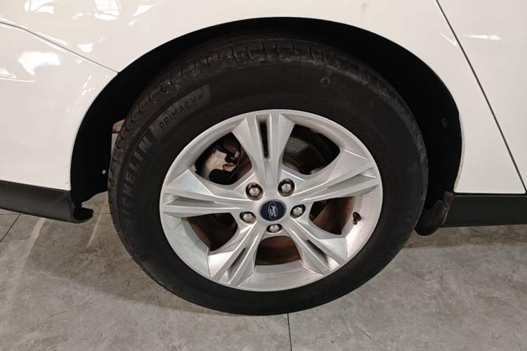 Used Ford Focus 2015 Sedan 1.6L Automatic Comfort Model Right Rear Wheel Hub
