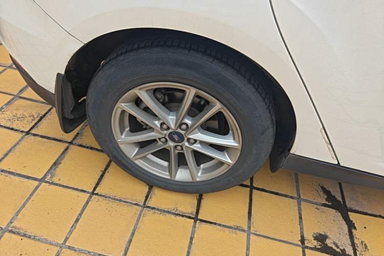 Used Ford Focus 2015 Hatchback EcoBoost 125 Automatic Supreme Style Edition Right Rear Wheel Hub