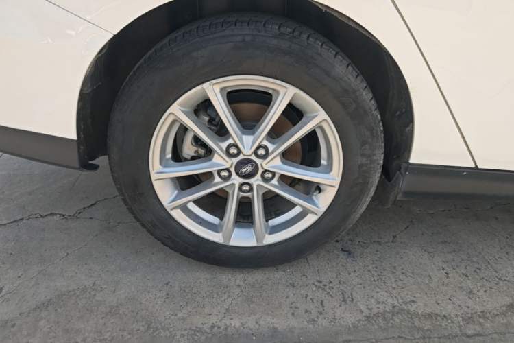 Used Ford Focus 2015 Sedan EcoBoost 180 Automatic Elite Model Right Rear Wheel Hub