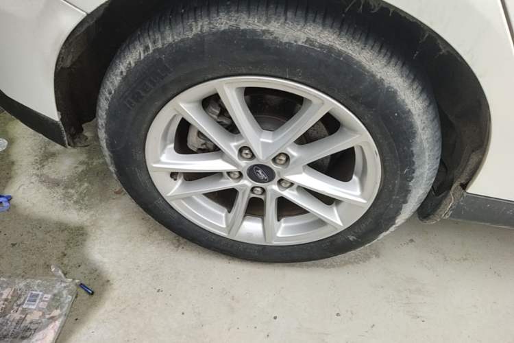Used Ford Focus 2015 Hatchback EcoBoost 125 Automatic Supreme Style Edition Right Rear Wheel Hub