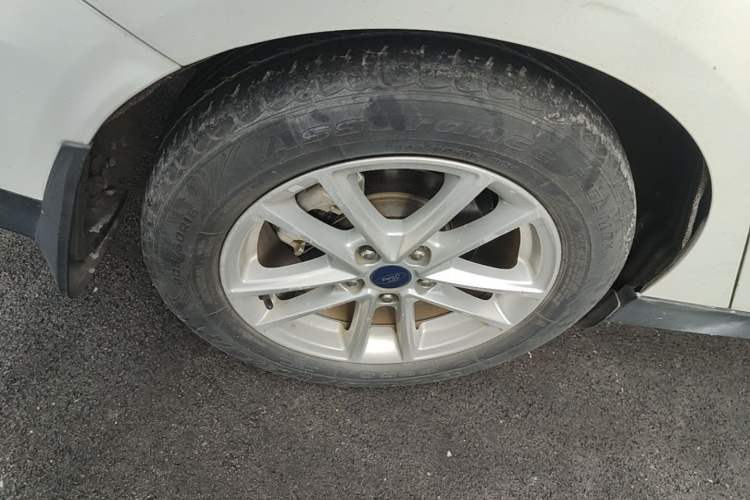Used Ford Focus 2015 Sedan 1.6L Automatic Trend Model Right Rear Wheel Hub