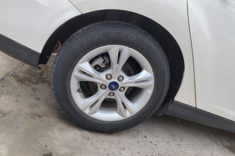 Used Ford Focus 2015 Sedan 1.6L Automatic Comfort Model Right Rear Wheel Hub