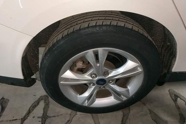 Used Ford Focus 2015 Sedan 1.6L Automatic Comfort Model Right Rear Wheel Hub
