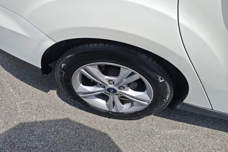 Used Ford Focus 2015 Sedan 1.6L Automatic Comfort Model Right Rear Wheel Hub