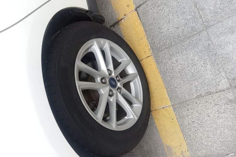 Used Ford Focus 2015 Sedan 1.6L Automatic Trend Model Right Rear Wheel Hub