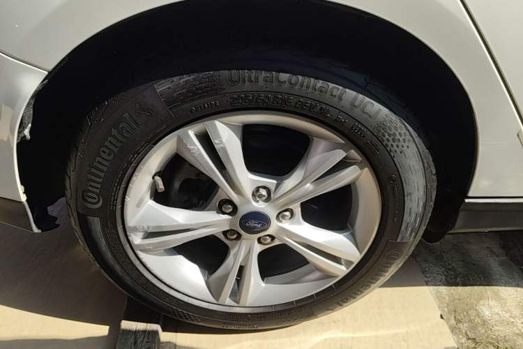 Used Ford Focus 2015 Hatchback 1.6L Automatic Comfort Model Right Rear Wheel Hub