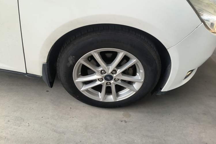 Used Ford Focus 2015 Hatchback EcoBoost 125 Automatic Supreme Style Edition Right Rear Wheel Hub