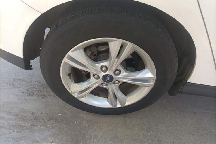 Used Ford Focus 2015 Hatchback 1.6L Automatic Comfort Model Right Rear Wheel Hub