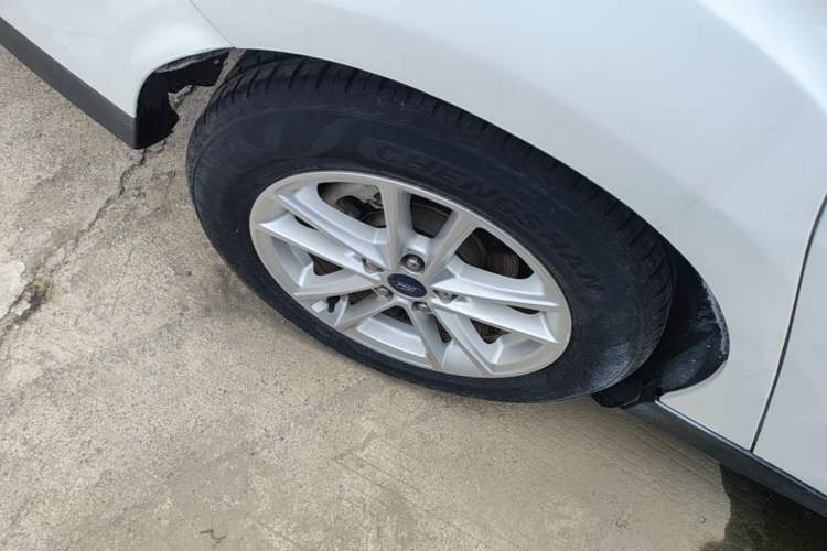 Used Ford Focus 2015 Sedan EcoBoost 125 Automatic Supreme Style Edition Right Rear Wheel Hub