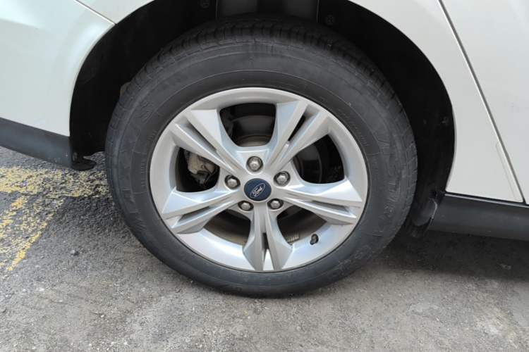 Used Ford Focus 2015 Sedan 1.6L Automatic Comfort Model Right Rear Wheel Hub