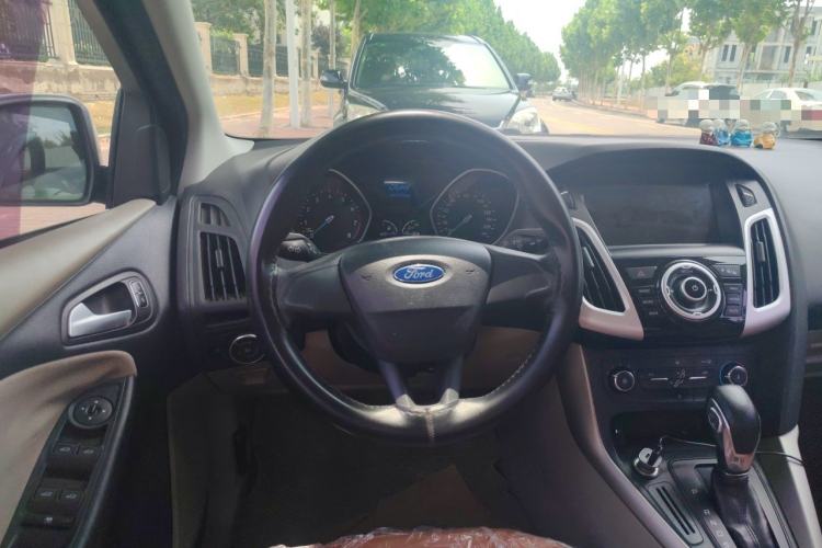 Used Ford Focus 2015 Sedan 1.6L Automatic Comfort Model Steering Wheel