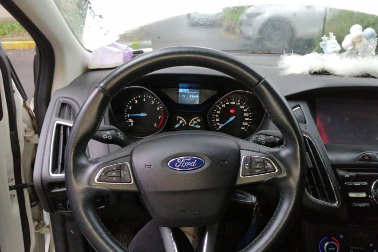 Used Ford Focus 2015 Hatchback EcoBoost 125 Automatic Supreme Style Edition Steering Wheel
