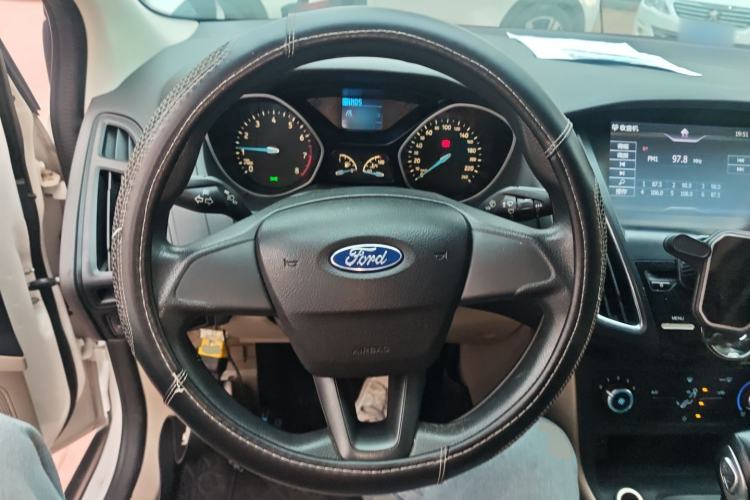 Used Ford Focus 2015 Sedan 1.6L Automatic Comfort Model Steering Wheel