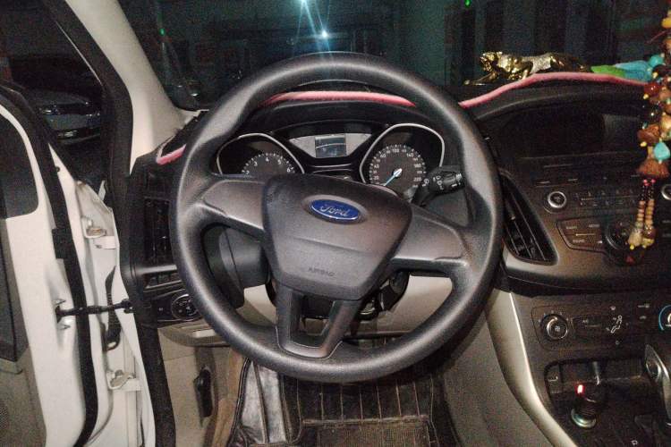 Used Ford Focus 2015 Sedan 1.6L Automatic Comfort Model Steering Wheel