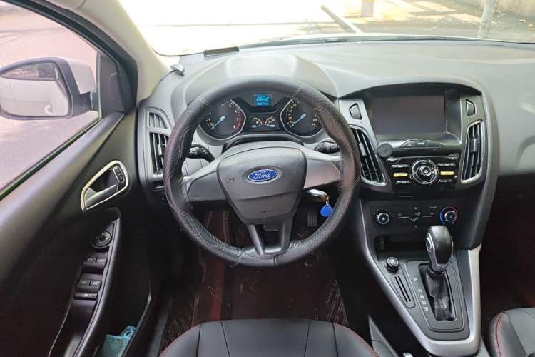 Used Ford Focus 2015 Hatchback 1.6L Automatic Comfort Model Steering Wheel