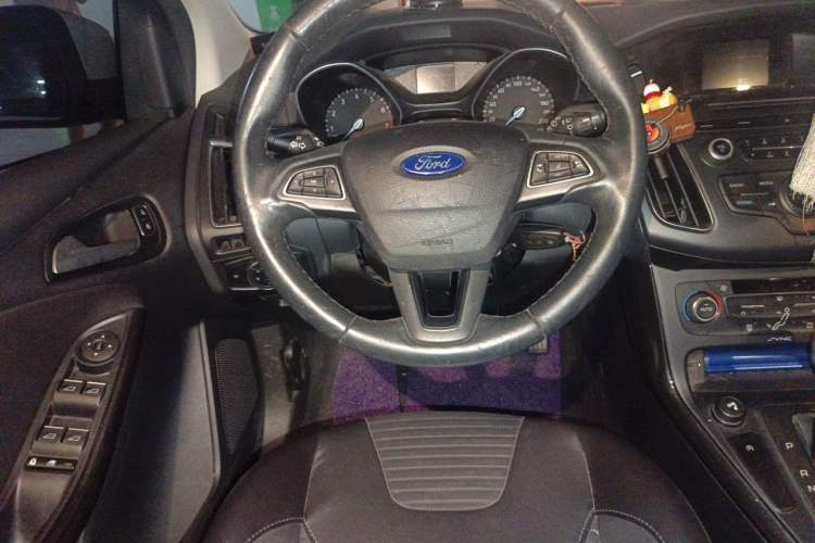 Used Ford Focus 2015 Hatchback EcoBoost 125 Automatic Supreme Style Edition Steering Wheel
